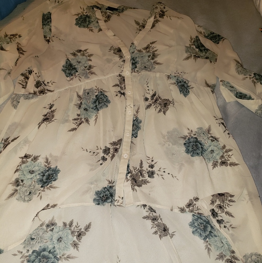 Torrid white top with blue rose size 3